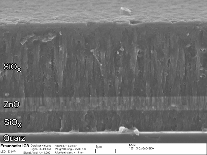 REM-Aufnahme des Schichtsystems aus UV-absorbierendnem ZnO und kratzfestem SiOx für den Schutz von Polycarbonat.