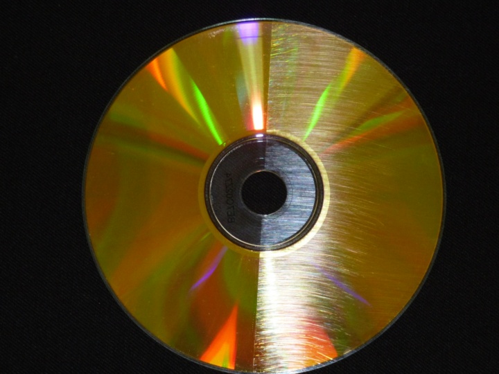 CD mit SiOx-Kratzschutzbeschichtung (links) und ohne (rechts).