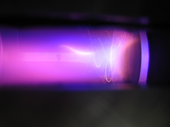 A hydrogen plasma with silicon particles for the deposition of amorphous silicon layers.