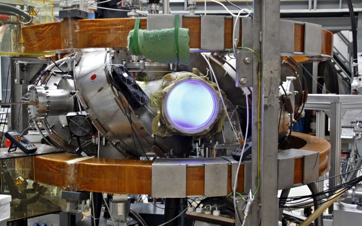 Stellarator TJ-K mit einen leuchtenden Argon-Plasma