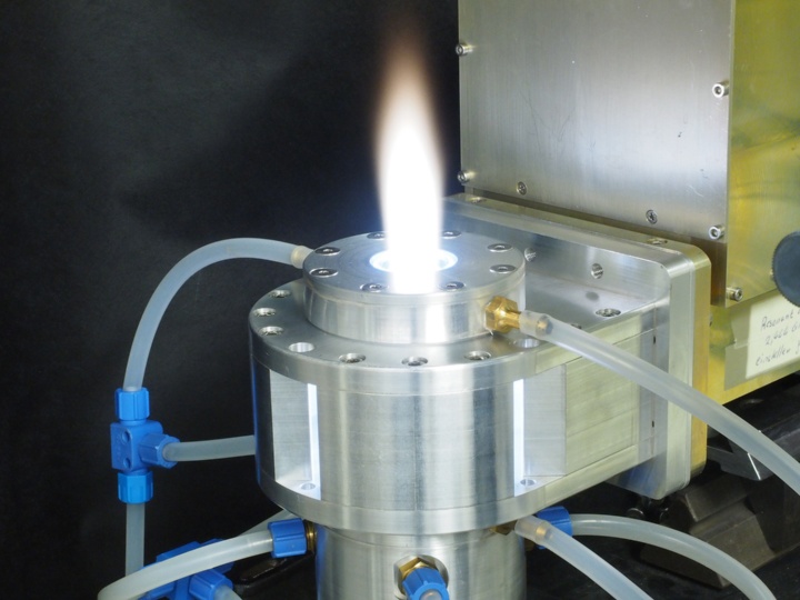 Microwave plasma at atmospheric pressure: In a resonator system, microwaves ignite the gas flowing in and form a plasma, which is then blown into a reactor.